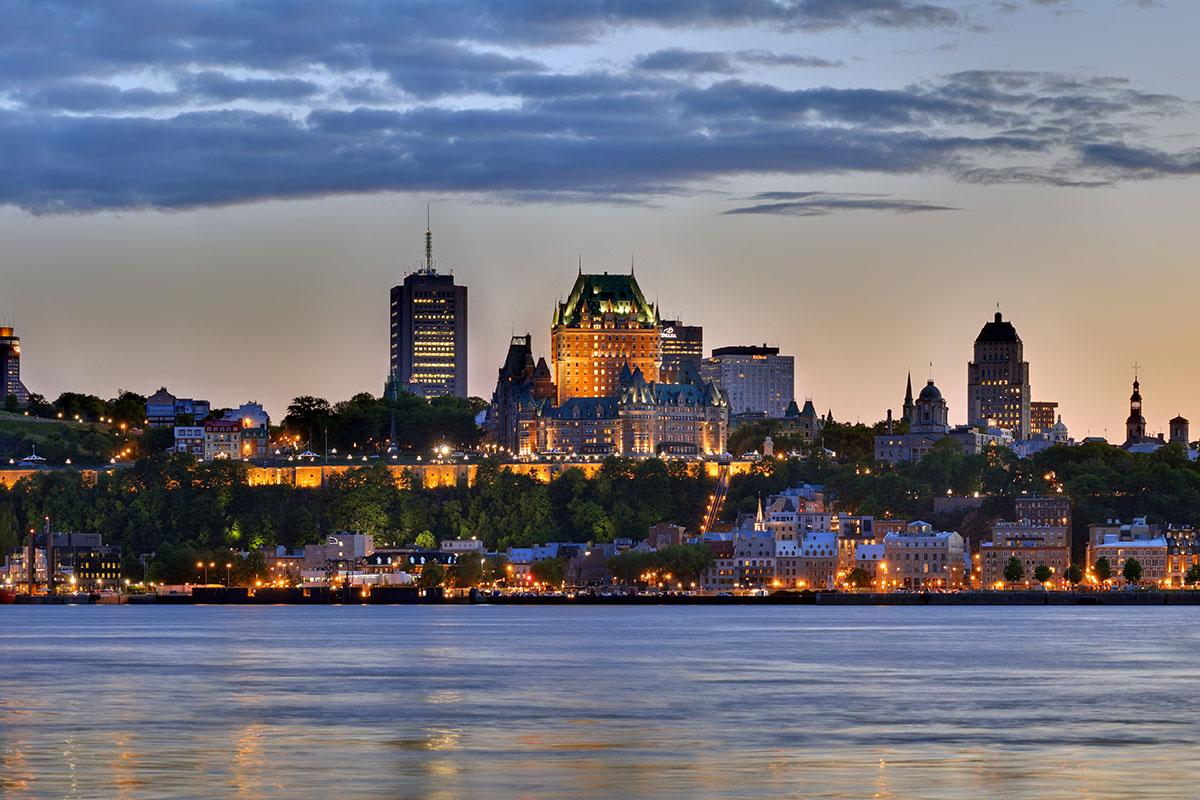 La Ville de Québec depuis Lévis pendant un coucher de soleil de juin - Crédit : Martin St-Amant - Wikipedia - CC-BY-SA-3.0