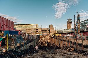 Une grande partie du roc issu des travaux d’excavation est broyée et réutilisée sur des chantiers routiers. Crédit : ADM Aéroports de Montréal