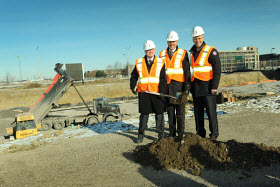 De gauche à droite, le maire de Kirkland, John Meaney, John Broccolini, président de Broccolini, et Cyril Schiever, PDG de Merck Canada inc.