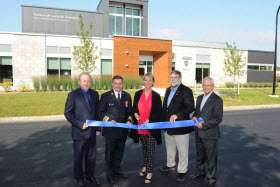 Inauguration de la Caserne 41. Jean Martel, maire de Boucherville, Jean Melançon, directeur du Service de sécurité incendie de l'agglomération de Longueuil, Sylvie Parent, conseillère municipale de Longueuil, Alain Depatie, maire de Saint-Lambert et Serge Séguin, conseiller municipal de Brossard, réunis pour l'inauguration de la nouvelle caserne de Longueil, située au 1505, rue Boudreau. - Photo de la Ville de Longueuil