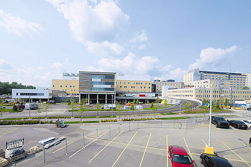 La construction du Pavillon Enfant Soleil, qui regrouperait le futur Centre mère-enfant et la nouvelle urgence de l’Hôpital Fleurimont, à Sherbrooke. Crédit : CIUSSS de l'Estrie-CHU