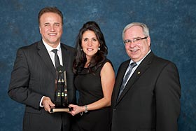 De gauche à droite, M. Mike Colacone, Mme Antoinette Salvati et M. Yvon Dufresne.