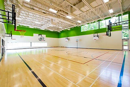 Les travaux ont permis égalament l'ajout d’un tout nouveau gymnase à deux plateaux. L’espace aménagé compte un terrain de basketball, trois de badminton, un de volleyball et un de futsal - Photo de commission scolaire de l'Énergie - 