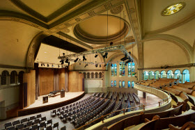 L’ancienne église Erskine and American a été transformée en salle de concert de 444 places et restaurée par Provencher Roy et Associés Architectes dans le cadre du projet de nouveau pavillon d’art Claire et Marc Bourgie du MBAM. Crédit Tom Arban