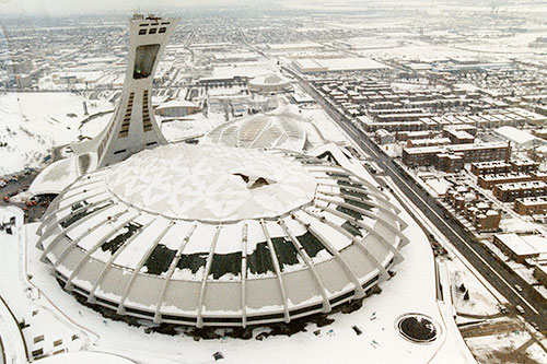 En janvier 1999, l’une des 63 sections du toit Birdair se déchire sous le poids de la neige et de l’eau accumulées, ce qui force l’annulation des grands salons prévus pendant l’hiver – Photo d’archives fournie par la Régie des installations olympiques


