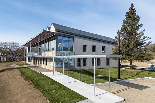 L’hôtel de ville de La Pêche est le premier bâtiment institutionnel visant une certification PassivHaus dans la province. Crédit : Léon Hubert