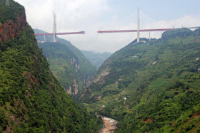 Le pont du Beipanjiang lors de sa construction en 2016  - Photo de HighestBridges Creative Commons CC BY-SA 4.0