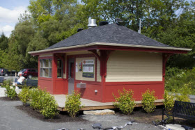 Bâtiment de services, situé face à  l’ancienne gare de Mont-Rolland - Photo de la MRC des Pays-d'en-Haut