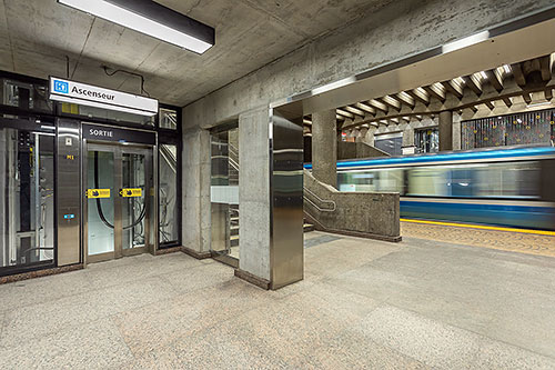 La station PIE-IX est la 22e station de métro à offrir des ascenseurs, des portes automatisées et des stations de paiement améliorées à ses usagers. Crédit : Julien Perron-Gagné