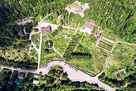 Vue aérienne du site de l’ancienne pisciculture et de ses installations, à Saint-Faustin-Lac-Carré - Photo de MRC des Laurentides