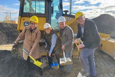 Première pelletée de terre pour une nouvelle installation du CPE Gribouillis à Louiseville. Crédit : CPE Les services de garde Gribouillis 