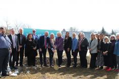 Première pelletée de terre pour une école REACH à Saint-Lambert. Crédit : Commission scolaire Riverside