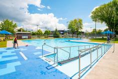 Le parc Bardy, à Québec, compte maintenant une nouvelle piscine et des terrains sportifs réaménagés. Crédit : Ville de Québec