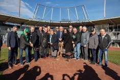 Première pelletée de terre au stade Richard-Desmeules. Crédit : Ville de Saguenay