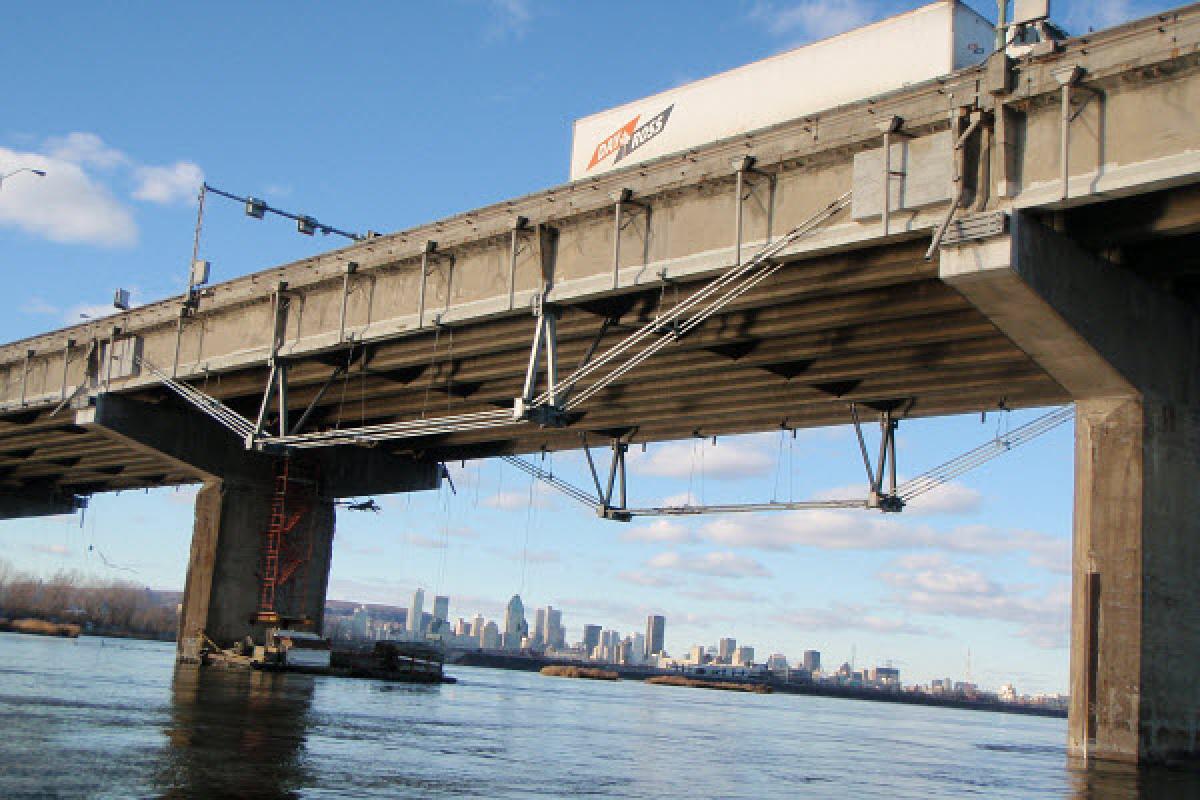 Utilisation du système d’arbalètes de première génération sur le pont Champlain.