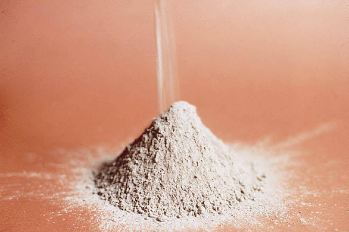 Constituant une poudre très fine, le ciment est la colle qui lie le béton.