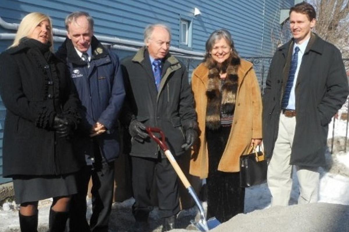 Pelletée de terre symbolisant le lancement du chantier du Centre Yolande-Duval.