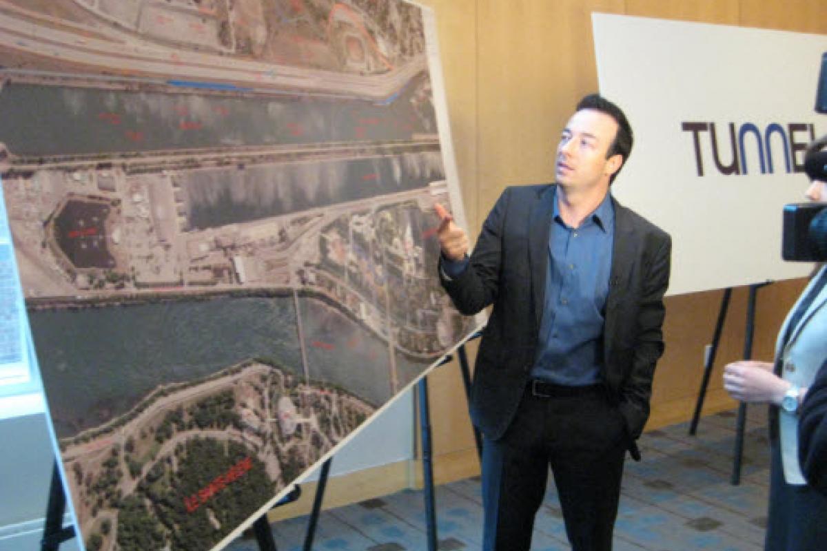 L'entrepreneur Luc Poirier expliquant son projet de tunnel Centre-Ville.