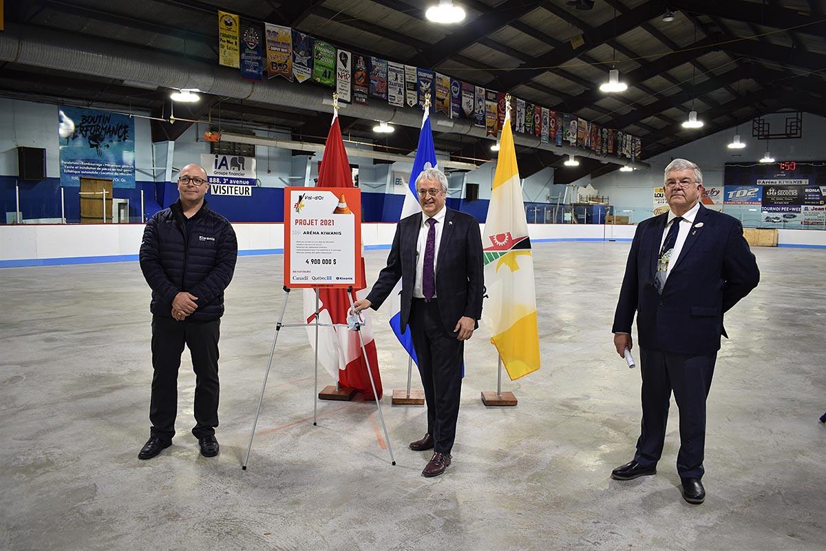 De gauche à droite : Yves Poulin, président du Club Kiwanis; Pierre Dufour, député d’Abitibi-Est, ministre responsable des régions de l’Abitibi-Témiscamingue et du Nord-du-Québec et ministre des Forêts, de la Faune et des Parcs; ainsi que Pierre Corbeil, maire de la Ville de Val-d’Or. Crédit : Ville de Val-d’Or.