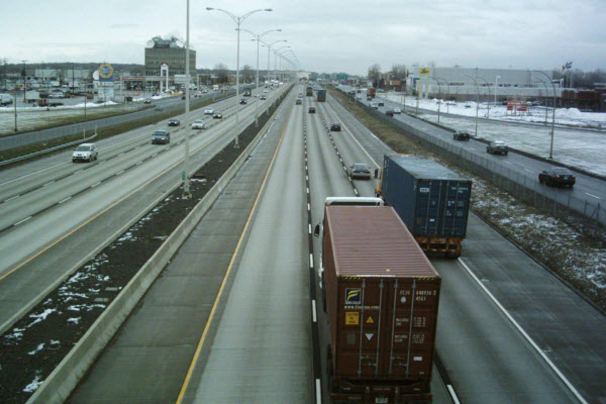 Un boulevard urbain dans l'emprise de l'autoroute 440