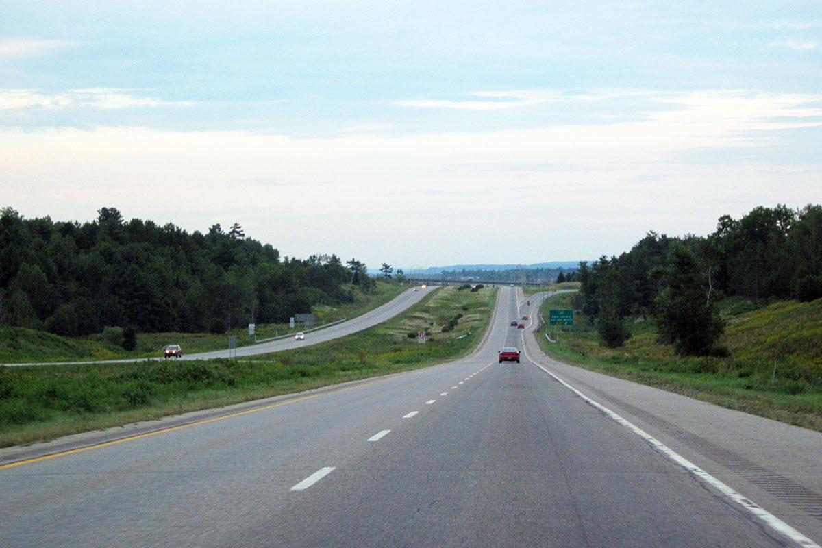 Le ministère des Transports lance l'appel d’offres pour l’élargissement de l’autoroute 50.  Crédit : Image Wikimédia -MaximeL.