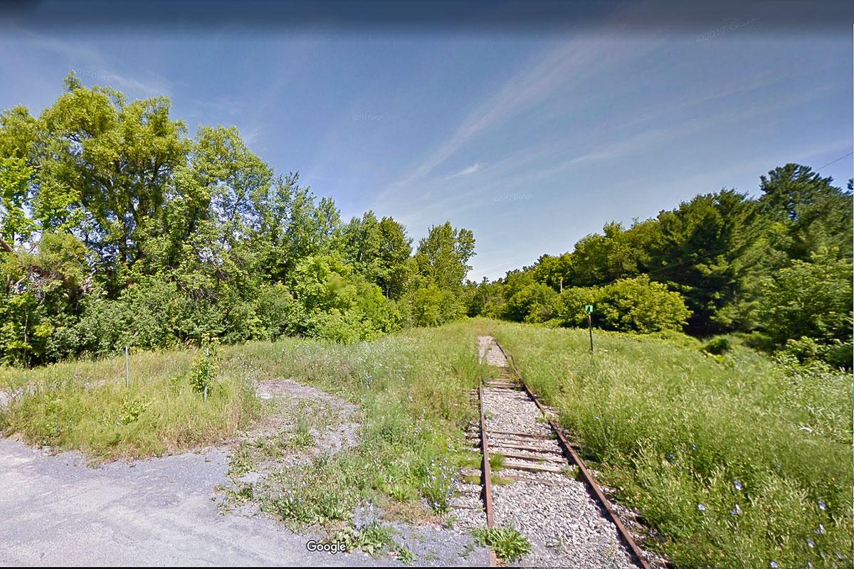Le terrain ayant supporté l’ancienne voie ferrée qui croise le chemin Mill, à Chelsea - Photo : Google Map