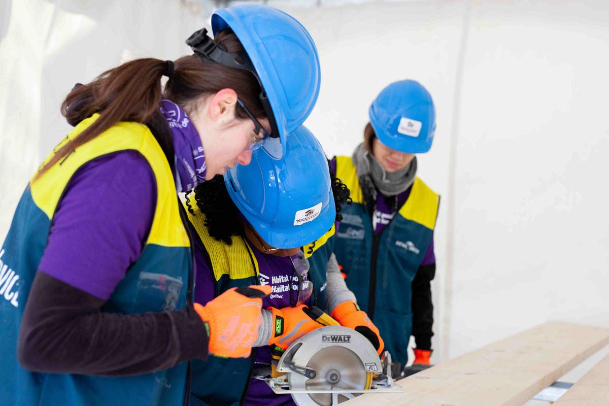 Construire le logement sécuritaire et abordable, au féminin - Image fournie par Habitat pour l’humanité Québec et Lowe’s Canada