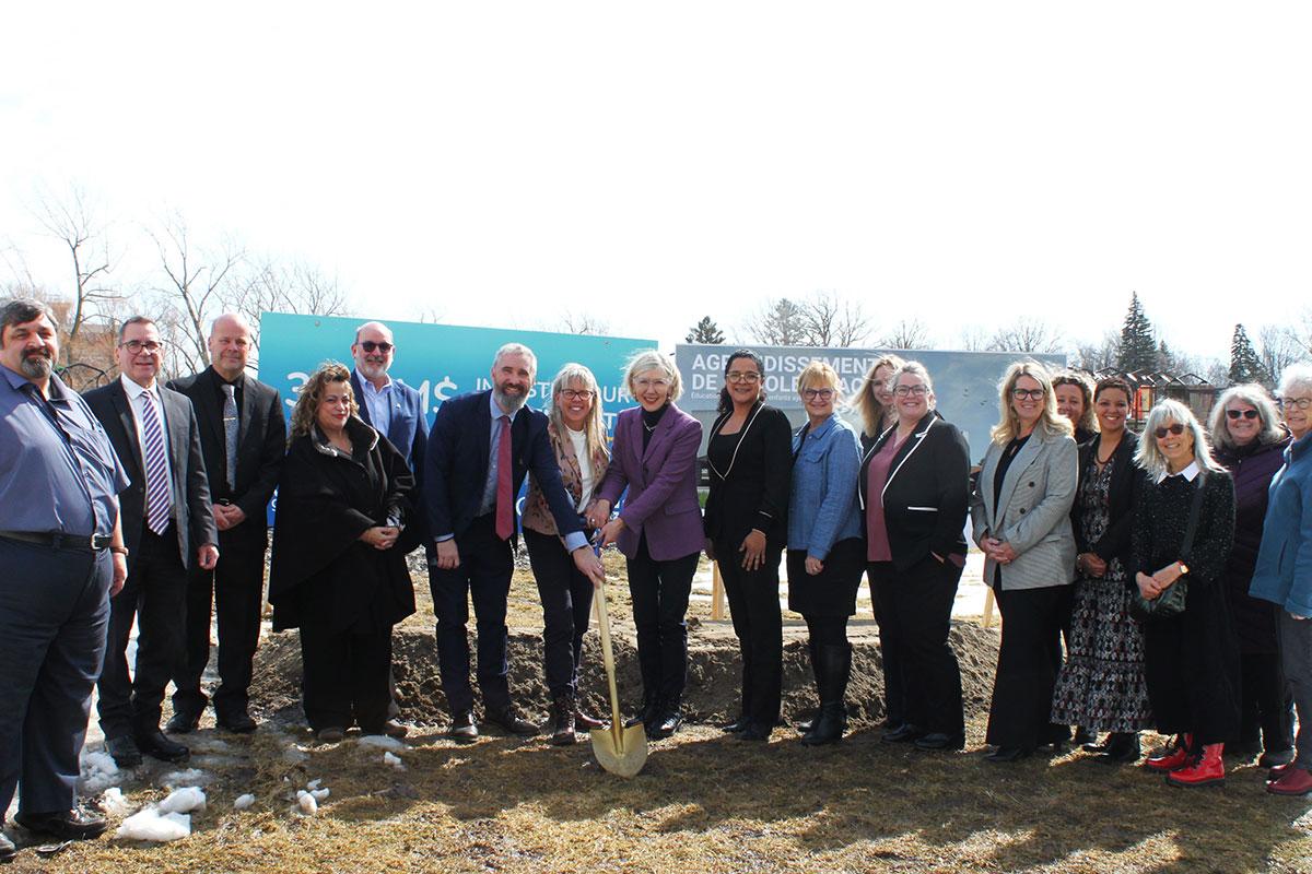 Première pelletée de terre pour une école REACH à Saint-Lambert. Crédit : Commission scolaire Riverside