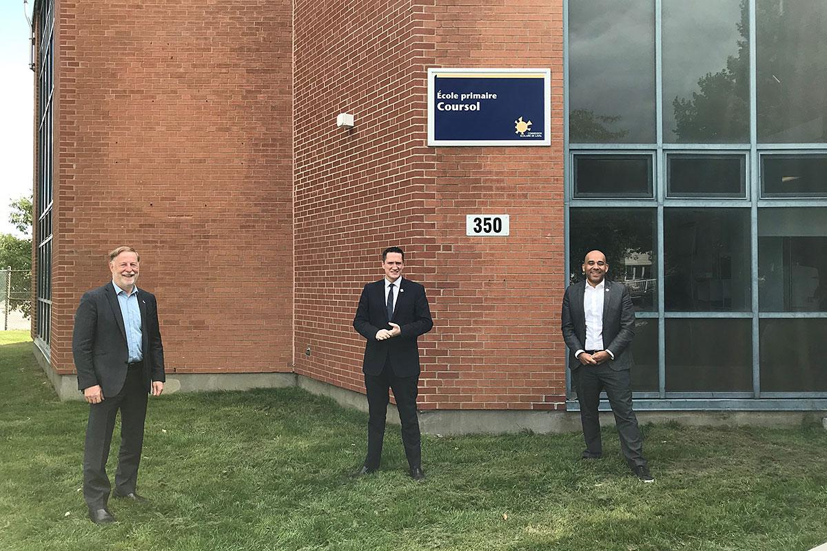 Marc Demers, maire de Laval; Benoit Charrette, ministre responsable de la région de Laval; et Christopher Skeete, député de Sainte-Rose, devant l'école Coursol - Photo : Cabinet du ministre de l’Environnement et de la Lutte contre les changements climatiques