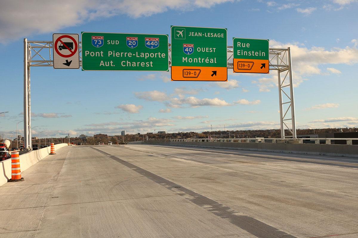 Une nouvelle signalisation de destination a été installée sur l’autoroute Henri-IV en direction sud afin de bien guider les usagers de la route – photo fournie par le ministère des Transports