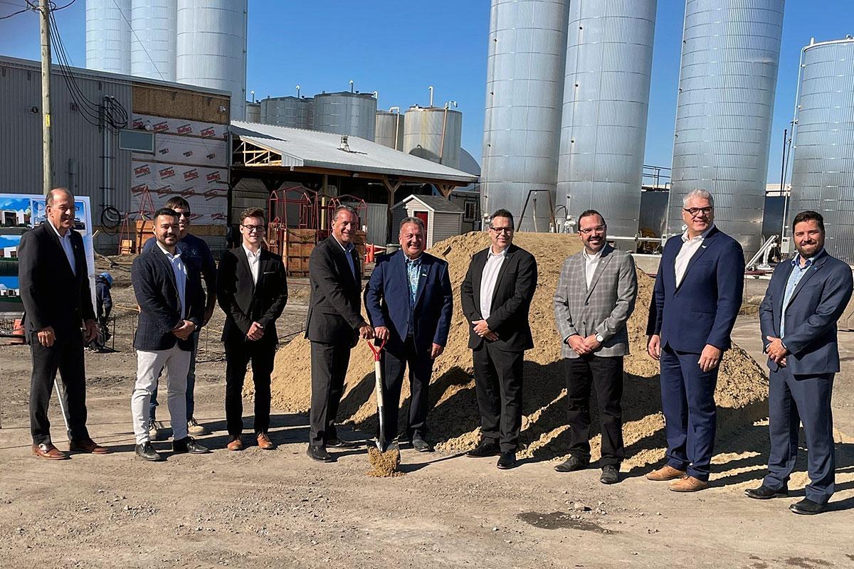 Première pelletée de terre pour le projet de mise à niveau d’Entreprises Bourget. Crédit : Entreprises Bourget