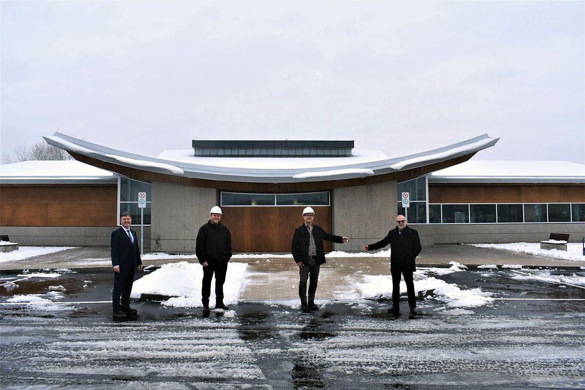 De gauche à droite : Steeve et Éric Groleau propriétaires de Construction JL Groleau remettent les clés au maire de Ville de Saint-Georges, Claude Morin, ainsi qu’au directeur général Claude Poulin. Crédit : Ville de Saint-Georges