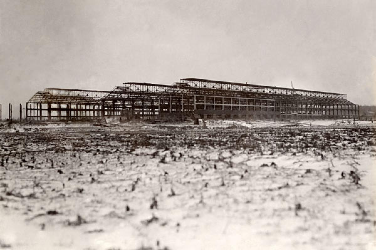 La construction de l'aluminerie commence en septembre 1925.  Crédit de Rio Tinto