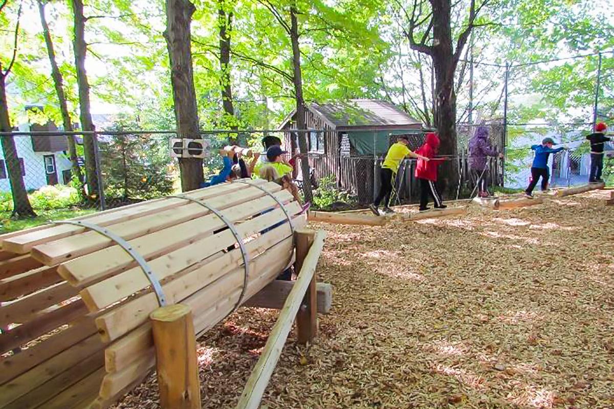 Certains élèves de l’école primaire Cap-Soleil profitent de la toute nouvelle piste d’hébertisme inaugurée le 19 septembre 2019 - Crédit Photo : Commission scolaire des Premières-Seigneuries