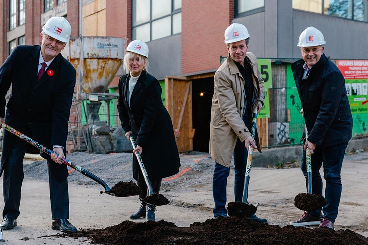 Pelletée de terre du projet LABO Habitats locatifs à Westmount. De gauche à droite : L’Honorable Marc Garneau ; la directrice de bureau de Jennifer Maccarone, députée de Westmount—Saint-Louis, Caroline Savric ; le fondateur et coprésident de PUR Immobilia, Philippe Bernard et le coprésident de PUR Immobilia, Yann Lapointe. Crédit : PUR Immobilia.