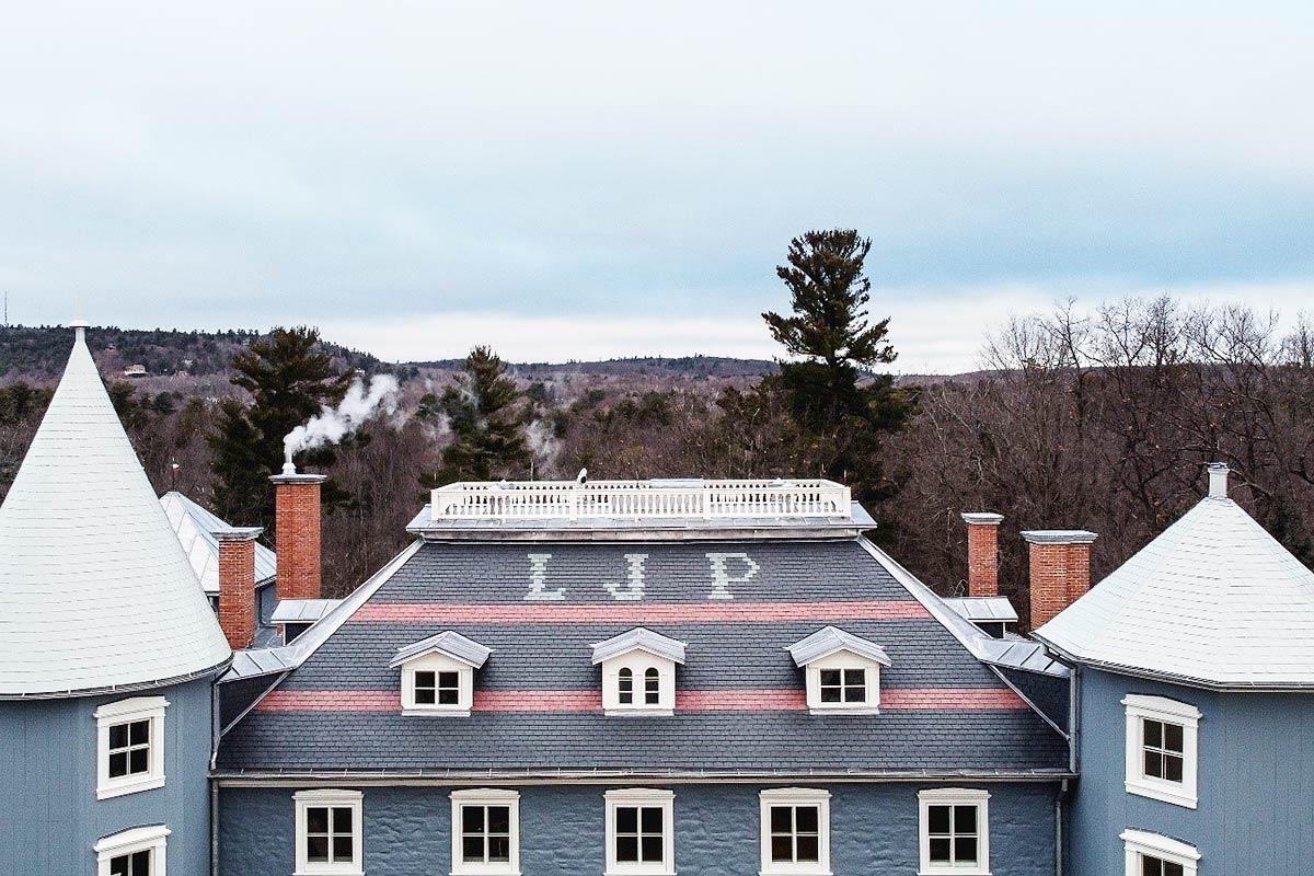 La restauration des bâtiments patrimoniaux du lieu historique national du Manoir-Papineau est maintenant complétée. Crédit : Parcs Canada.