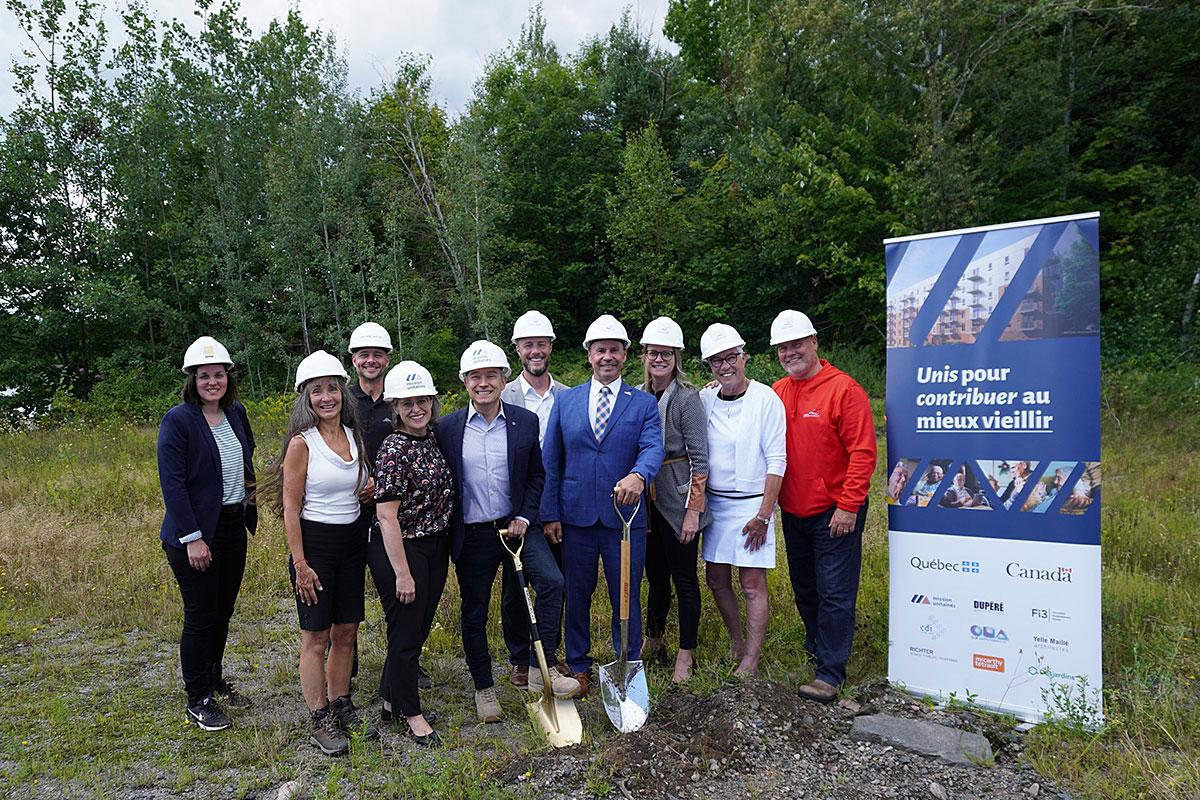 Première pelletée de terre pour le projet de Mission Unitaînés à Shawinigan. Crédit : Ville de Shawinigan