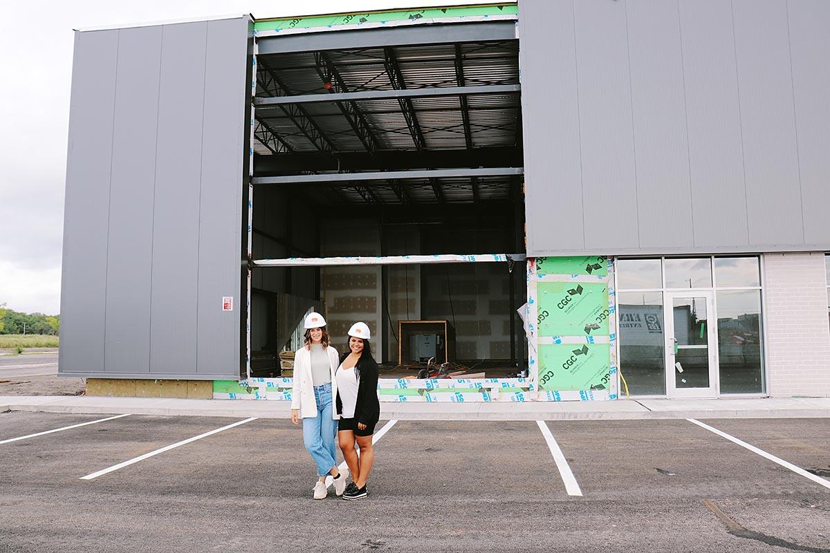 Les cofondatrice d’Omy Laboratoires Rachelle Séguin et Andrea Gomez devant leur nouvel espace en construction. Crédit : Omy Laboratoires. 