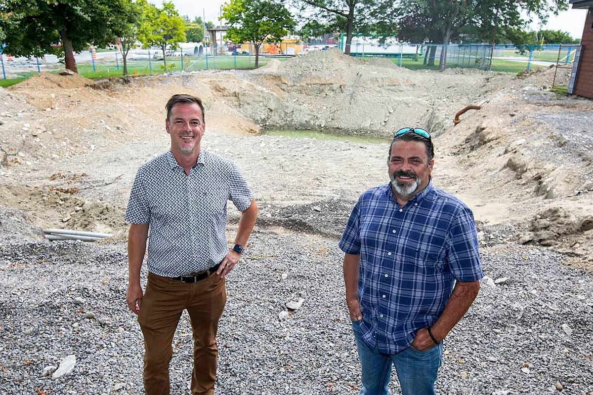 Première pelletée de terre pour le bassin du parc Jack-Eyamie. Crédit : Ville de Gatineau