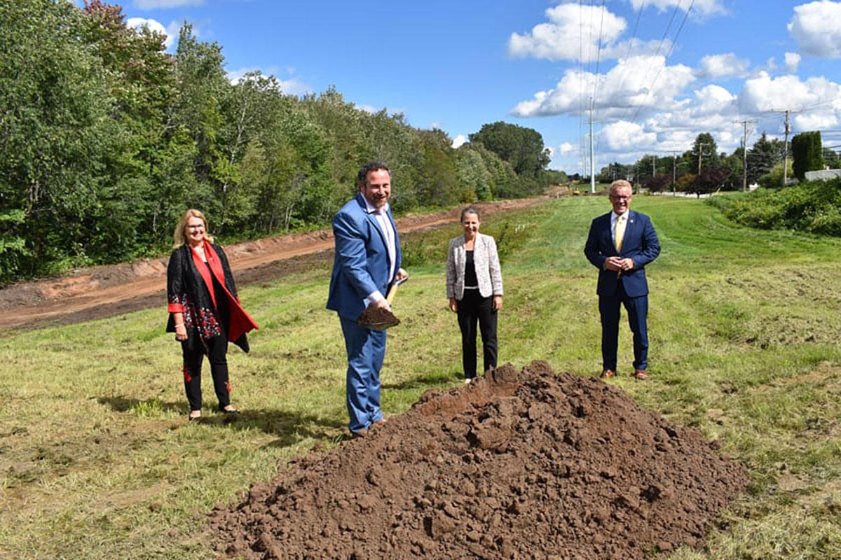 Première pelletée de terre du projet - Photo : Ville de Trois-Rivières