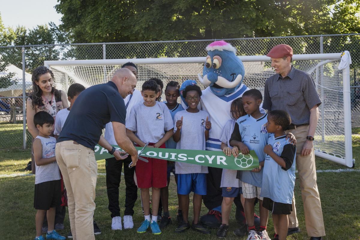 Un terrain de mini-soccer au parc Louis-Cyr