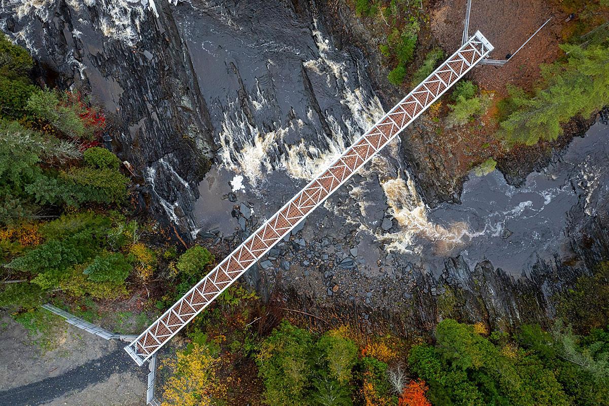 Beauce : une nouvelle passerelle au-dessus de la rivière Famine. Crédit : Club de motoneige de Beauce-Sud