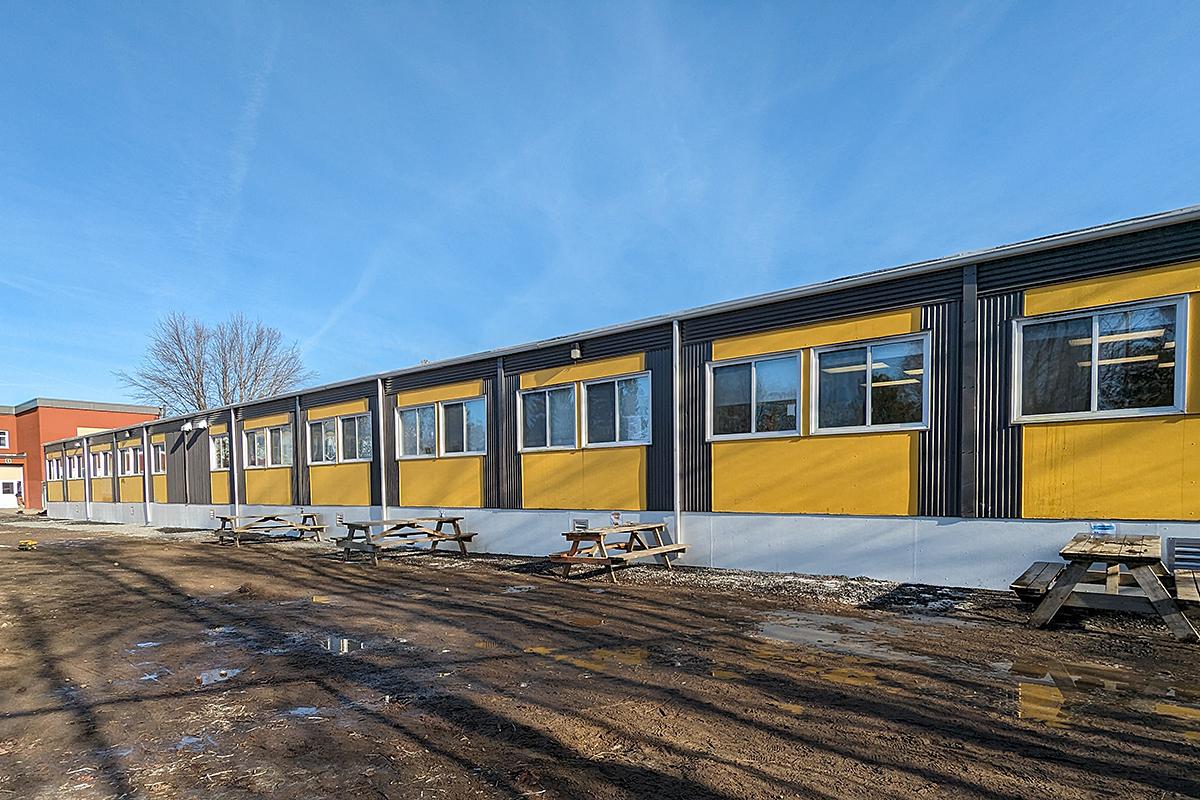 Le projet d’installation du nouveau pavillon temporaire Lionel-Groulx complété. Crédit : Centre de services scolaire des Laurentides