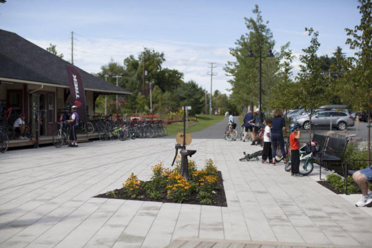 Inauguration de la nouvelle place de la gare de Mont-Rolland