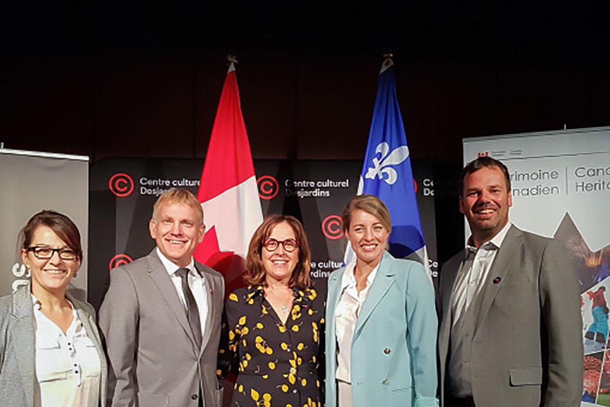 Mélanie Joly, ministre du Tourisme, des Langues officielles et de la Francophonie entourée des équipes du centre culturel Desjardins de Joliette et du Cégep régional de Lanaudière - Photo : Centre culturel Desjardins