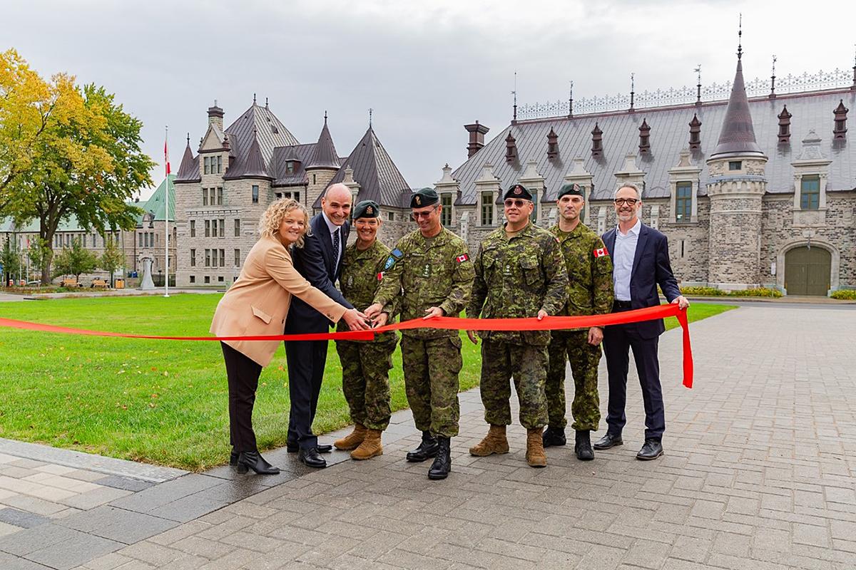 Inauguration de la place George-V. Crédit : Services publics et Approvisionnement Canada