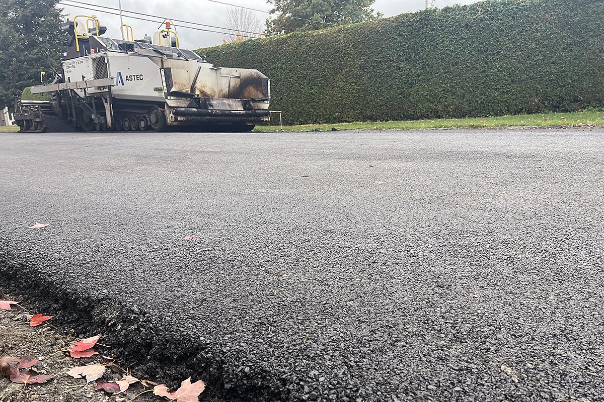 Du plastique recyclé dans l'asphalte de Victoriaville. Crédit : Ville de Victoriaville