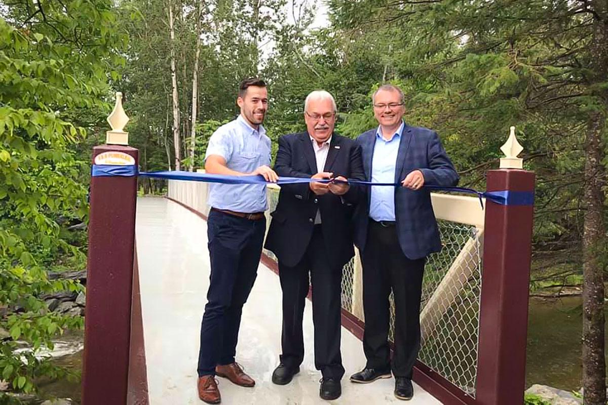 Le maire, Paul Vachon, ainsi que les membres du conseil municipal ont procédé à l’inauguration du nouveau pont piétonnier situé au parc municipal de Kinnear’s Mills - Photo: Ville de Kinnear’s Mills