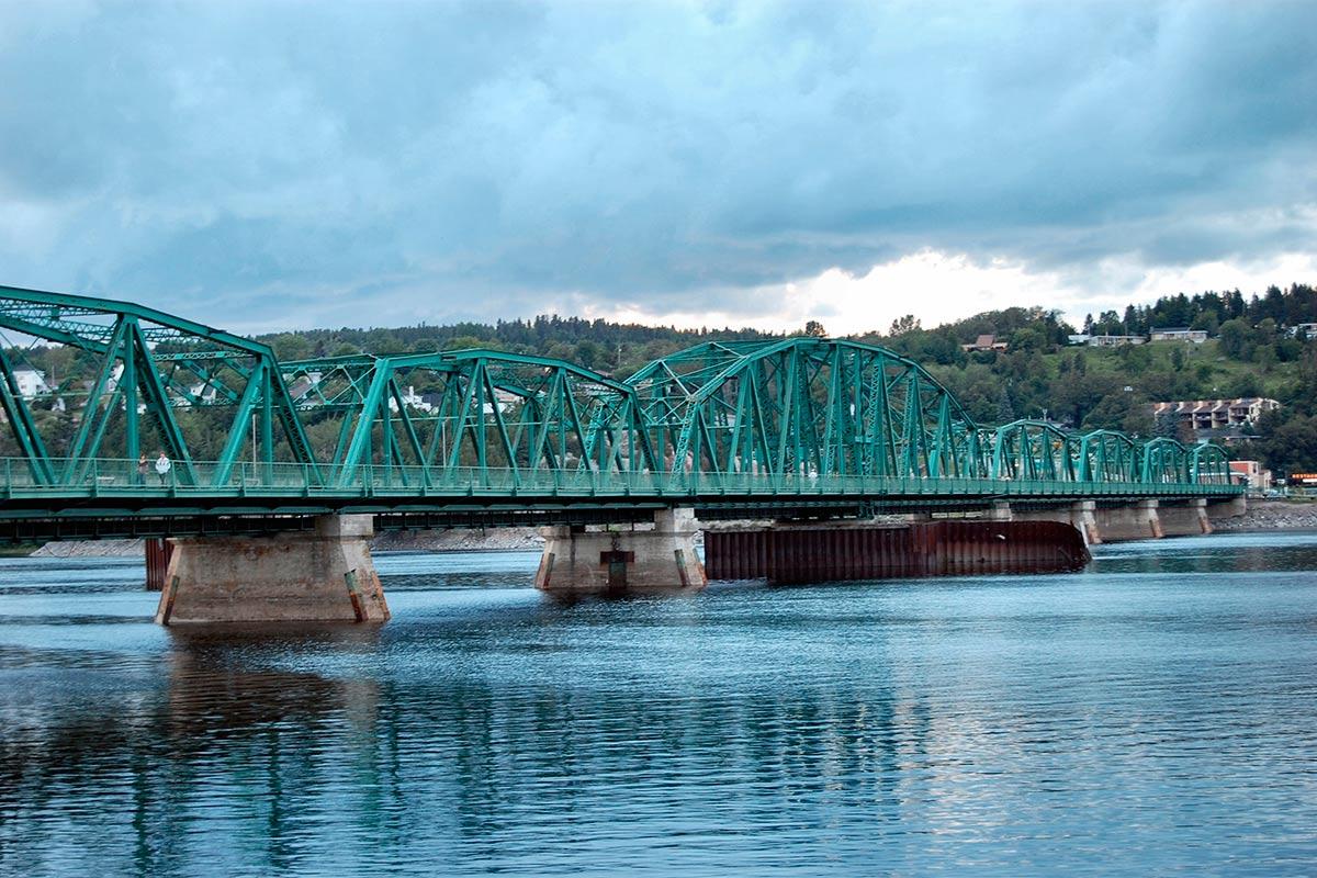 La Ville de Saguenay a accordé un contrat à la compagnie Inter-Projet pour les travaux de réfection du pont de Sainte-Anne.  Crédit : Chicoutimi, Wikimedia Commons (CC BY 3.0) 