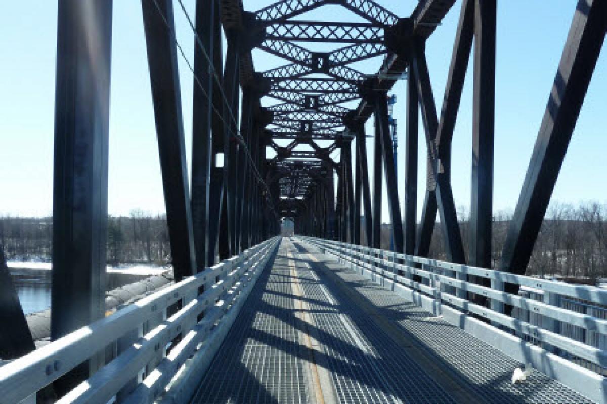 Le pont Noir enjambant la rivière Gatineau.